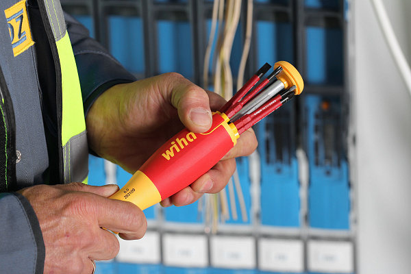 Магазинный держатель LiftUp electric с 6 битами slimBits Wiha (38612)